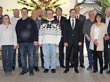 Diese Jubilare wurden für 25 und 40 Jahre Betriebstreue zum Unternehmen geehrt. Mit im Bild die Geschäftsführer der Wiegand-Glas-Unternehmensgruppe, Nikolaus Wiegand, Oliver Wiegand und Personalleiter Ingbert Löffler Foto: Veronika Schadeck