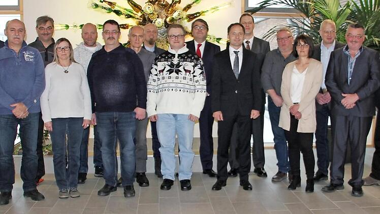 Diese Jubilare wurden für 25 und 40 Jahre Betriebstreue zum Unternehmen geehrt. Mit im Bild die Geschäftsführer der Wiegand-Glas-Unternehmensgruppe, Nikolaus Wiegand, Oliver Wiegand und Personalleiter Ingbert Löffler Foto: Veronika Schadeck