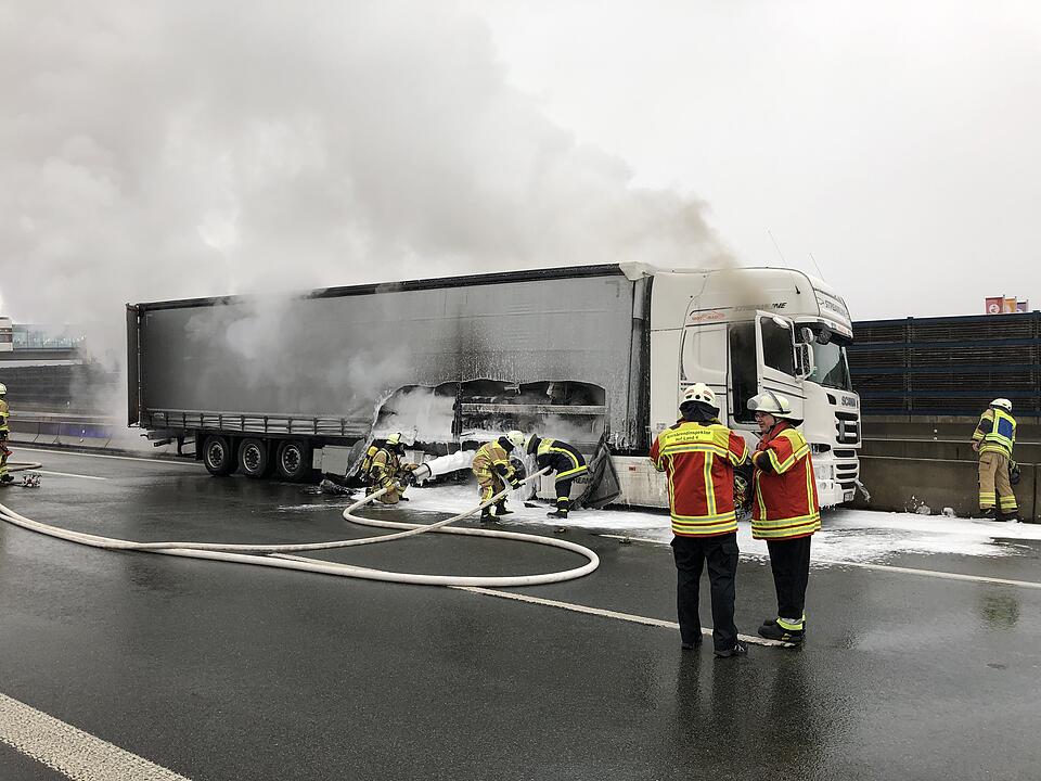 Nach Kollision mit Leitplanke: Lastwagen geht auf A9 in Flammen auf