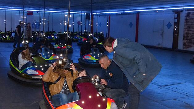 Die VR-Brillen werden aufgesetzt. Foto: Pauline Lindner