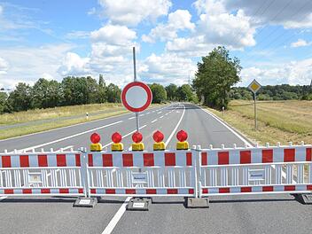 Die Bundesstraße 303 zwischen Ebersdorf und Sonnefeld ist zurzeit komplett für den Verkehr gesperrt, weil die Fahrbahn teilweise erneuert wird und gefährliche Bäume neben der Straße und dem Radweg gefällt werden müssen.