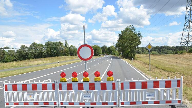 Die Bundesstraße 303 zwischen Ebersdorf und Sonnefeld ist zurzeit komplett für den Verkehr gesperrt, weil die Fahrbahn teilweise erneuert wird und gefährliche Bäume neben der Straße und dem Radweg gefällt werden müssen.