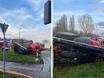 Gollhofen: Traktor kippt um - Kreisverkehr versinkt im D&uuml;nger