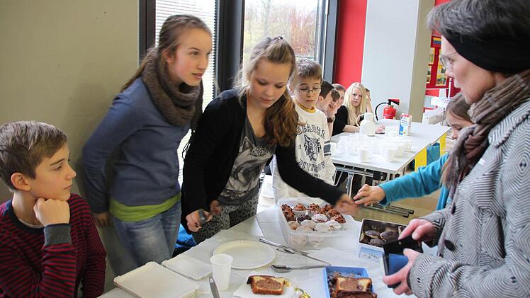 Schüler verkauften Kuchen für die Kolumbienhilfe. Fotos: Heike Beudert