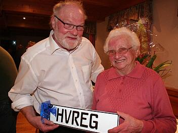 Die Initialen des Heimatvereins Reicher Ebrachgrund sind auf dem Schild zu lesen, das Vorsitzender Franz Kachler dem neuen Ehrenmitglied Anna Zürl aus Pommersfelden überreichte.  Foto: Evi Seeger