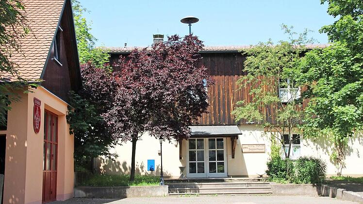 Das Dach des Henry-Dunant-Hauses ist undicht. Womöglich muss das Gebäude generalsaniert werden. Foto: Eckehard Kiesewetter