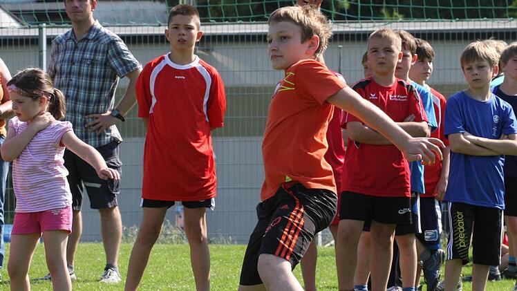 Knapp 200 zumeist junge Leichtathleten bevölkern bei den offenen Vereinsmeisterschaften des SV Ramsthal das Sportgelände und sammeln erste Erfahrungen bei einem Wettkampf. oto: Reinhold Nürnberger