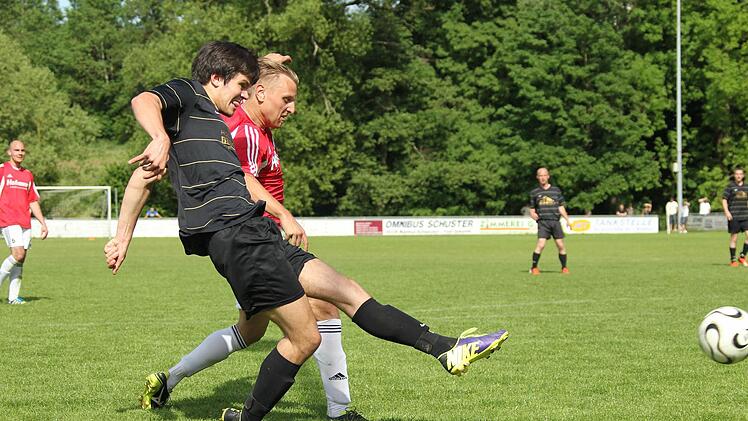 Motschenbachs Torjäger Christian Haas erzielt hier das Goldene Tor für sein Team.