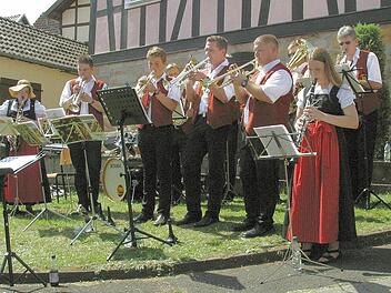 Auftritt mit Sonnenstrahlen: Die "Autenhaus'ner Musikanten" spielten bei der Matinee der Seßlacher Musikvereine natürlich auch zur Unterhaltung der vielen Besucher auf. Foto: Bettina Knauth
