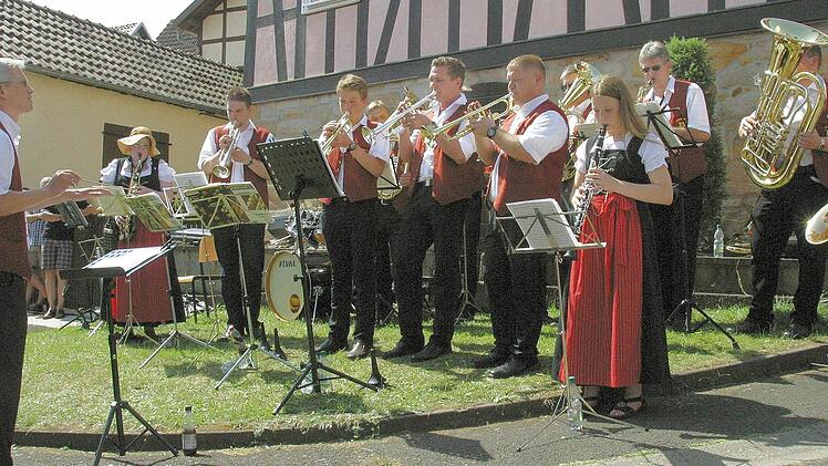Auftritt mit Sonnenstrahlen: Die "Autenhaus'ner Musikanten" spielten bei der Matinee der Seßlacher Musikvereine natürlich auch zur Unterhaltung der vielen Besucher auf. Foto: Bettina Knauth