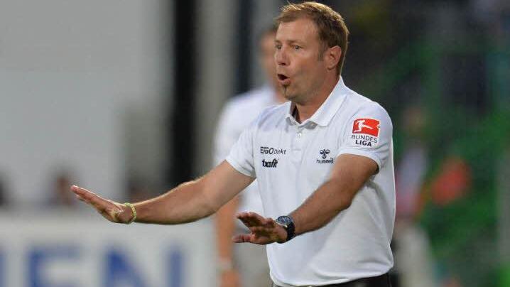 Fürths Trainer Frank Kramer mahnt seine Spieler zur Ruhe. Foto: Timm Schamberger/dpa