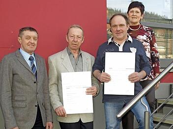 Alfred Kämpfer (45 Jahre dabei) (Zweiter von Links) und Günter Gräfe (25) (2. v. rechts) feierten ihr Arbeitsjubiläum inmitten ihrer Arbeitskollegen. Im Bild links Firmenchef Reinhard Beierkuhnlein mit Ehefrau Irene (re.) Foto: sd