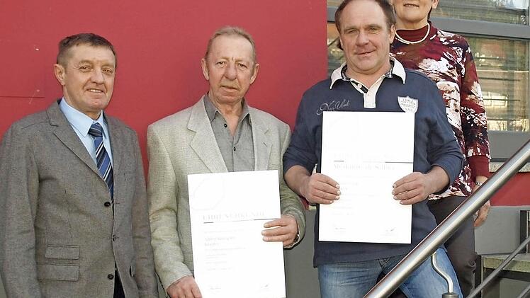 Alfred Kämpfer (45 Jahre dabei) (Zweiter von Links) und Günter Gräfe (25) (2. v. rechts) feierten ihr Arbeitsjubiläum inmitten ihrer Arbeitskollegen. Im Bild links Firmenchef Reinhard Beierkuhnlein mit Ehefrau Irene (re.) Foto: sd