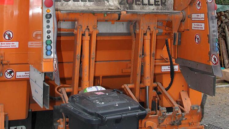 Der Hausmüll stellt die größte Fraktion bei der Müllbeseitigung. Zweimal im Monat werden die schwarzen Tonnen geleert, im Wechsel mit Papiertonne und gelbem Sack. Foto: Dagmar Besand