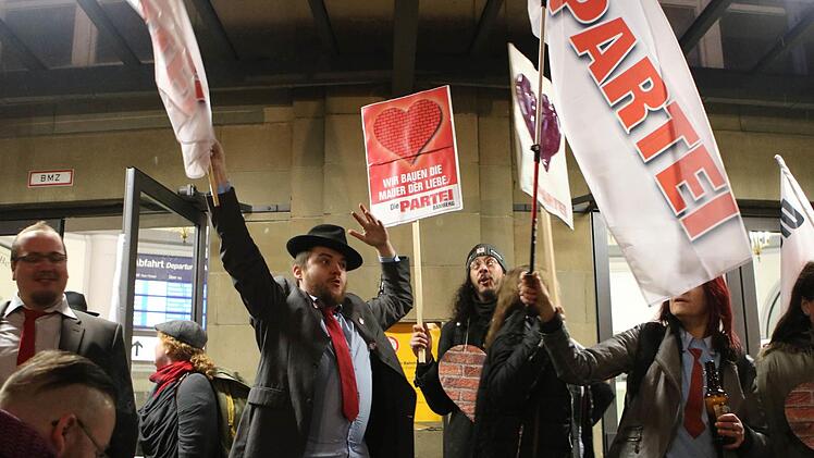 Kundgebung der Partei "Die Partei" am Coburger Bahnhof.Foto: Jochen Berger