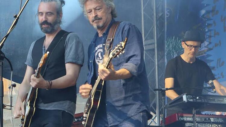 Wolfgang Niedecken mit Gitarrist Ulrich Rode und Keyboarder Michael Nass.  Foto: Barbara Herbst