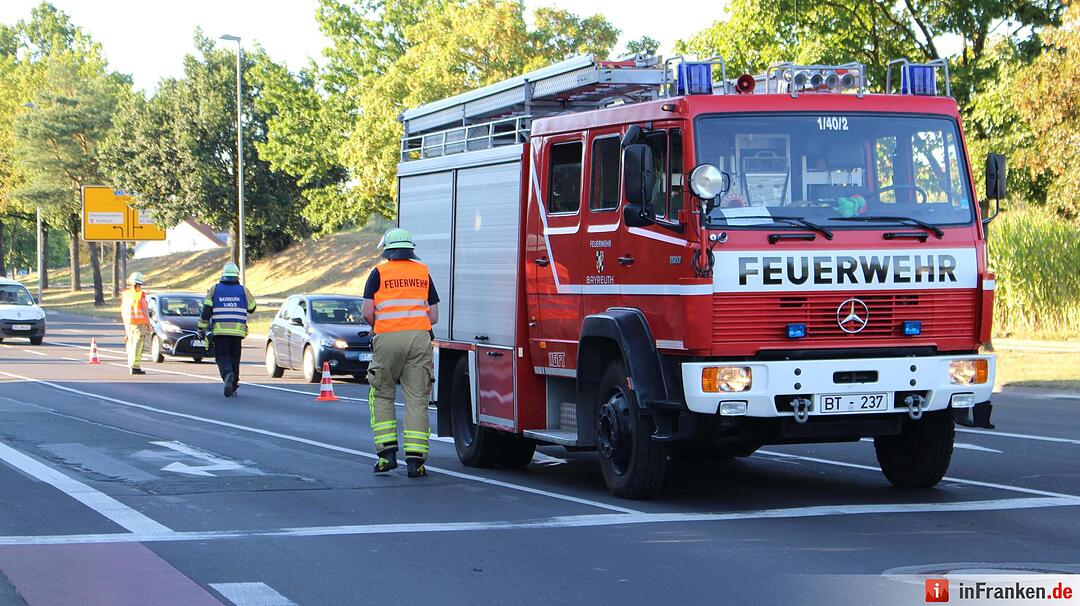 Frontalcrash zweier Pkw im Kreuzungsbereich - Beide Fahrerinnen schwer verletzt
