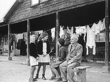 Lächelnde Gesichter im Lager Ebelsbach. Doch so lustig war das Leben für die Flüchtlinge aus den einstigen deutschen Ostgebieten nicht. Wer raus wollte aus dem Elend, der brauchte Geduld und Köpfchen.