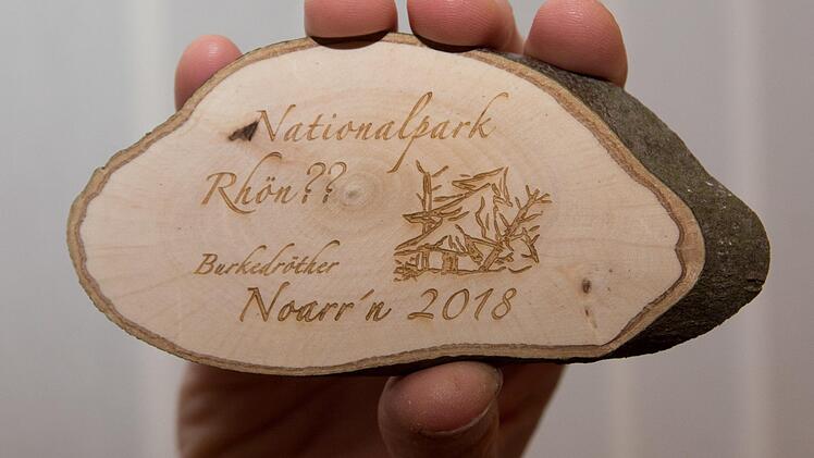 Der Sessionsorden in Burkardroth besteht aus kleinen Platten, die Elmar Brehm aus einer Hainbuche herausgeschnitten hat. Björn Hein