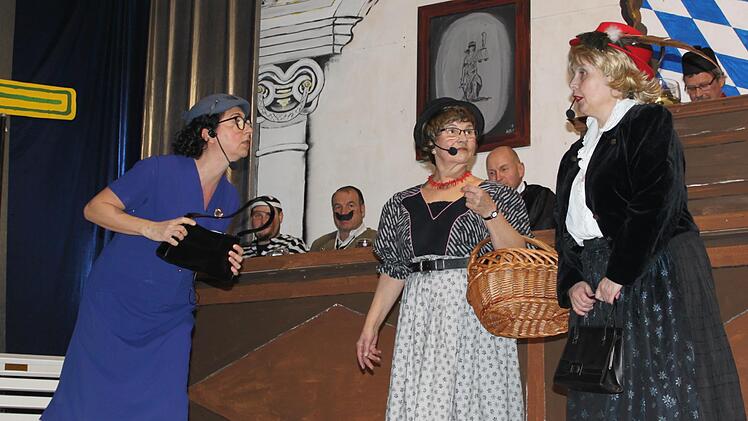 Lokale Geschehnisse brachten Heike, Elfriede und Annette Zeiß (von links) als "Zeugen vor Gericht" zur Sprache.C. Reuther