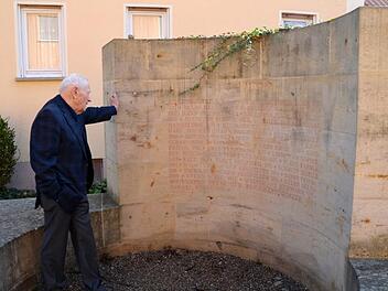 Ein bewegender Moment für Julius Bernet vor dem Mahnmal für die ermordeten Hirschaider Juden am Synagogenplatz Fotos: Andrea Spörlein
