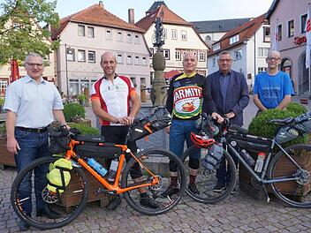 Abschied von Bischofsheim: Rolf Ehmig (zweiter von links) und Stephan Zimmermann (dritter von links) machten sich am Montagmorgen auf den Weg von Bischofsheim nach Manduel. Der Präsident des Komitees für Europäische Kontakte, Gerhard Nägler (links), der stellvertretende Bürgermeister Egon Sturm (zweiter von rechts) und Roland Ehmig (Beisitzer im Komitee) verabschiedeten die beiden.  Foto: Marion Eckert