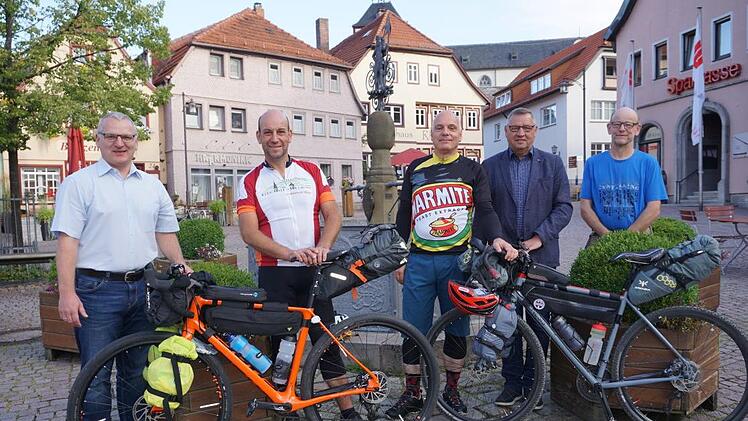 Abschied von Bischofsheim: Rolf Ehmig (zweiter von links) und Stephan Zimmermann (dritter von links) machten sich am Montagmorgen auf den Weg von Bischofsheim nach Manduel. Der Präsident des Komitees für Europäische Kontakte, Gerhard Nägler (links), der stellvertretende Bürgermeister Egon Sturm (zweiter von rechts) und Roland Ehmig (Beisitzer im Komitee) verabschiedeten die beiden.  Foto: Marion Eckert