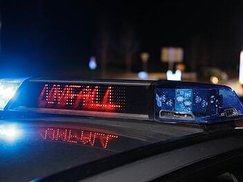 Ein Betonmischer hat am Donnerstagmorgen auf der A7 die Leitplanke durchbrochen und ist im Anschluss umgekippt. Der Fahrer wurde schwer verletzt. Die Autobahn muss &uuml;ber Stunden gesperrt werden. Symbolbild: News5