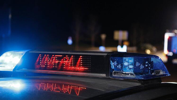 Ein Betonmischer hat am Donnerstagmorgen auf der A7 die Leitplanke durchbrochen und ist im Anschluss umgekippt. Der Fahrer wurde schwer verletzt. Die Autobahn muss &uuml;ber Stunden gesperrt werden. Symbolbild: News5