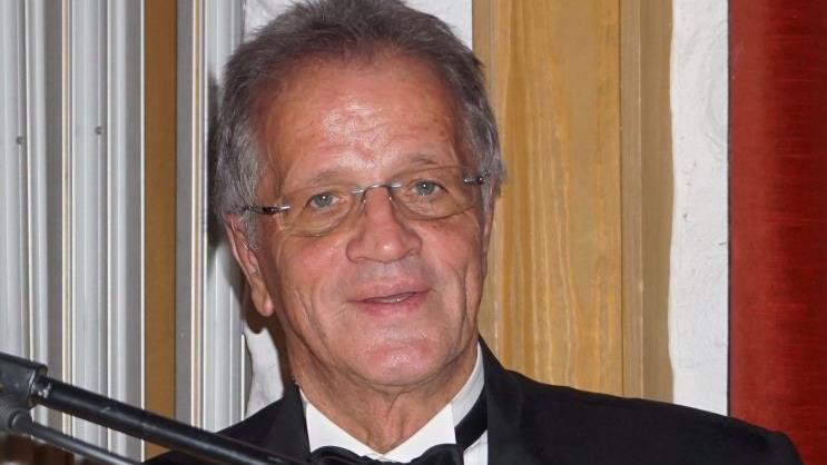 Engagiert und voller Leidenschaft setzt sich Fritz Schroth, in seiner Funktion als Präsident des Dachverbandes der Evangelischen Seniorenarbeit in Deutschland und Vorsitzender im Evangelischen Seniorenwerk in Bayern für einen Umgang mit "Liebe, Mut und Phantasie" in der Corona-Pandemie ein. Foto: Marion Eckert