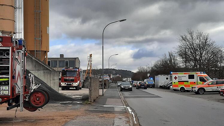 Verschiedene Rettungskräfte waren am Freitagvormittag in den Bad Neustädter Saalewiesen im Einsatz, wo Schüler kurz zuvor eine Leiche entdeckt hatten. Foto: Sigrid Brunner