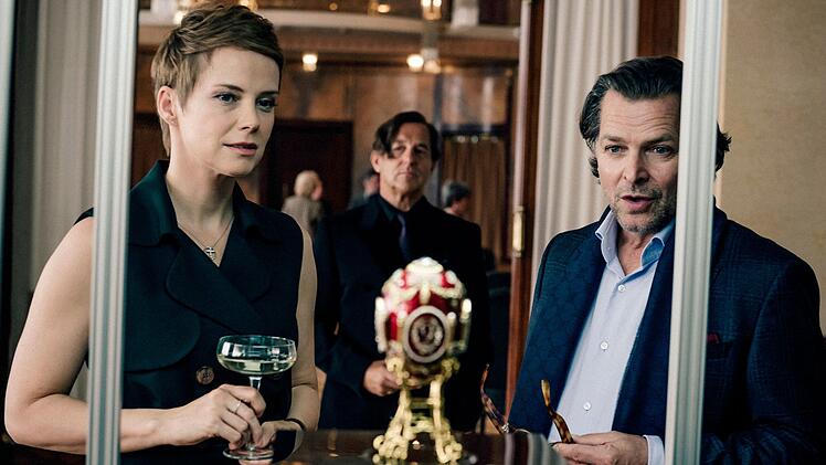 Der bestohlene Gastgeber Klaus Sternwald (J&ouml;rg Pintsch, rechts) l&auml;sst alle G&auml;ste filzen - bei von Allmen (Heino Ferch) und Jojo (Andrea Osv&aacute;rt) wagt er es aber nicht.