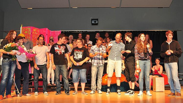 Eine hervorragende Aufführung bot die Theatergruppe der Mittel- und Oberstufe des Regiomontanus-Gymnasiums Haßfurt unter der Regie von Katrin Hiernickel (links im Bild) mit der Projektband unter der Leitung von Alexandra Weber mit dem Stück "Auf der Greifswalder Straße" von Roland Schimmelpfennig. Foto: ul