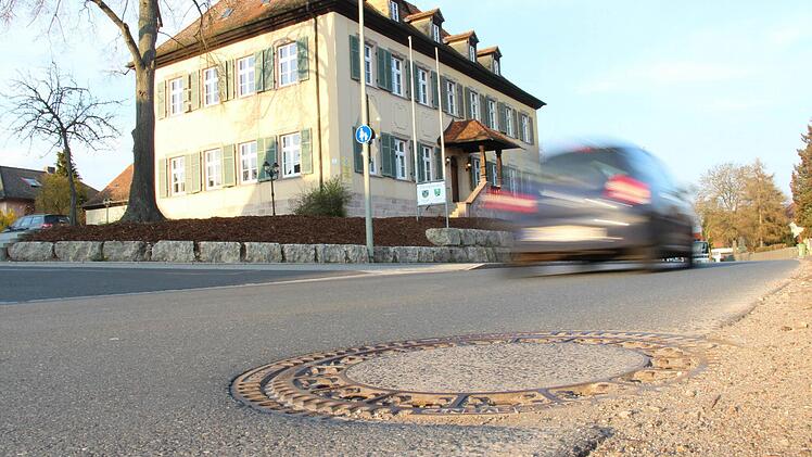 Ärger ums Abwasser und um die Führung im Rathaus in Münchaurach: Karl-Heinz Gechter (CSU) möchte wegen schlechten Erfahrungen mit der Verwaltung nicht mehr in den Gemeinderat Aurachtal. Zudem kritisiert er, dass mit Klaus Schumann und dessen Frau Katy Schumann zwei Eheleute die Geschicke der Gemeinde führen werden. Foto: Christian Bauriedel