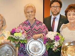 Mit dem Ehrenteller der Gemeinde Ahorn zeichnete Bürgermeister Martin Finzel Johanna Deichmann, Gudrun Tauß und Felizitas Böckle aus.