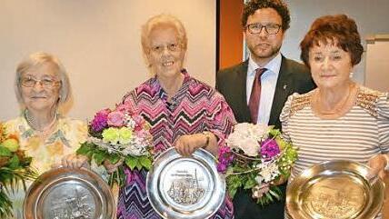 Mit dem Ehrenteller der Gemeinde Ahorn zeichnete Bürgermeister Martin Finzel Johanna Deichmann, Gudrun Tauß und Felizitas Böckle aus.