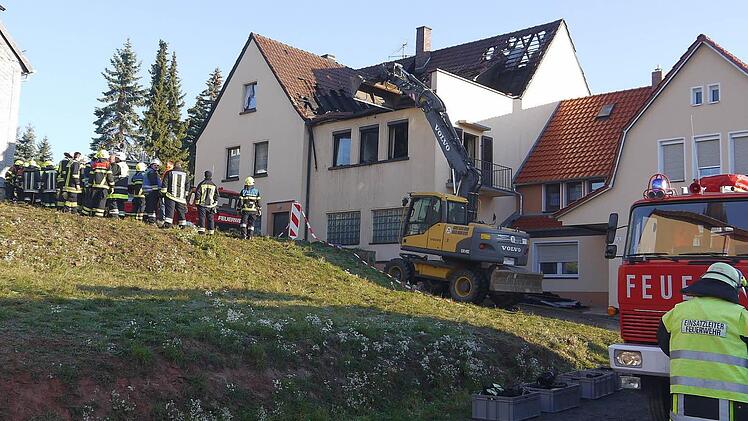 Aufräumarbeiten nach dem Dachstuhlbrand in Grub am Forst. Foto: Berthold Köhler