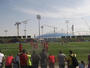 Max Riedelberger drängte sich beim Trainingslager in Doha/Katar nicht in den Vordergrund, selbst wenn die Profis des FC Bayern verlockend nahe waren.  Foto: Riedelberger