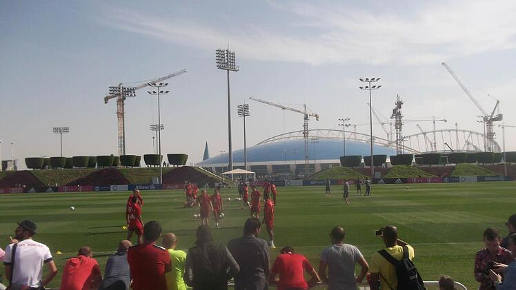 Max Riedelberger drängte sich beim Trainingslager in Doha/Katar nicht in den Vordergrund, selbst wenn die Profis des FC Bayern verlockend nahe waren.  Foto: Riedelberger