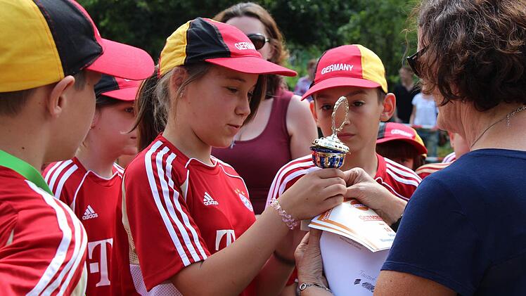 Die Kinder aus Tschernobyl nehmen ihren Pokal entgegen. Foto: Manja von Nida