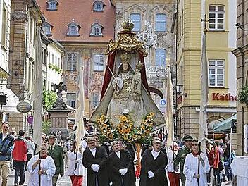 Sichtbarer H&ouml;hepunkt des Festes ist die Marienprozession durch die Stra&szlig;en der Innenstadt. Foto: p