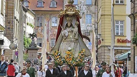 Sichtbarer H&ouml;hepunkt des Festes ist die Marienprozession durch die Stra&szlig;en der Innenstadt. Foto: p