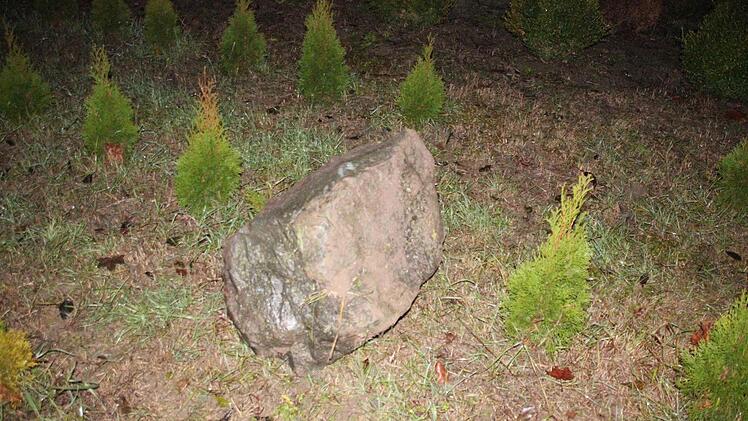 Der Findling wurde durch die Wucht des Aufpralls zig Meter in eine Anpflanzung geschleudert.  Foto: Friedwald Schedel