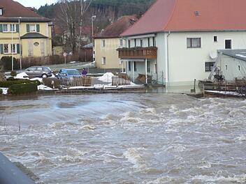 Wie die Aisch bei Hochwasser anschwellen kann, zeigt das Archivbild aus dem Adelsdorfer Ortsteil Aisch aus dem Januar 2011.  Foto: Johanna Blum
