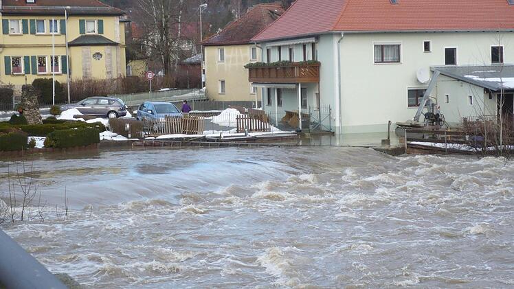 Wie die Aisch bei Hochwasser anschwellen kann, zeigt das Archivbild aus dem Adelsdorfer Ortsteil Aisch aus dem Januar 2011.  Foto: Johanna Blum