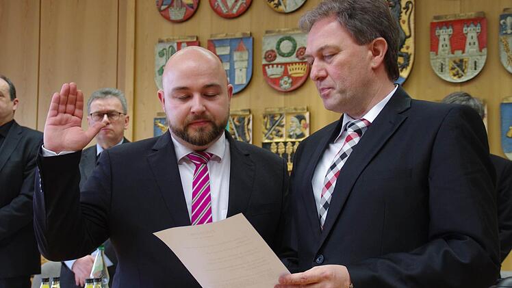 Klaus Löffler vereidigte Jonas Geissler als neues Kreistagsmitglied und Nachrücker der CSU für den neuen Landrat. Foto: Marco Meißner