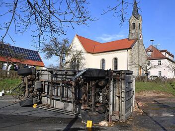 Der Lastwagen war von Frensdorf kommend in Richtung Bundesstraße 22 unterwegs, als er mitten in Vorra umkippte. Foto: Ronald Rinklef