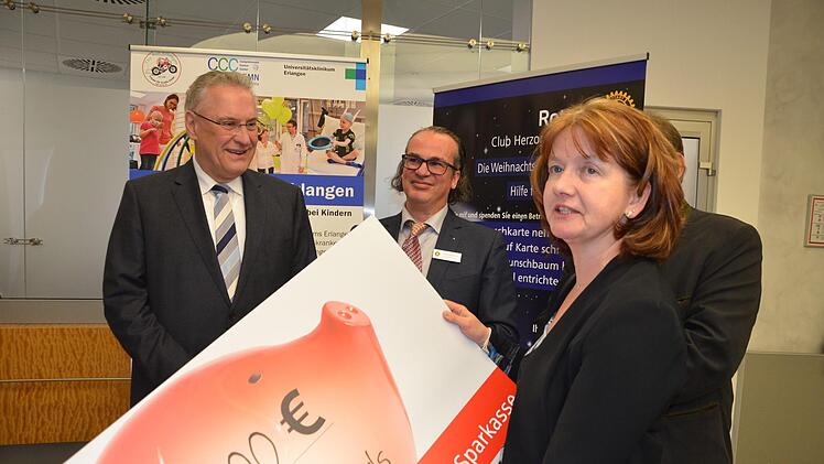 Toy-Run-Vorsitzende Marion M&uuml;ller  mit Schirmherr Joachim Herrmann und Rotary-Pr&auml;sident Jean Karalis