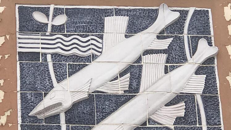 :Gier nach Beute: Relief von Hans Lewerenz zwischen den Fenstern an der Nordfassade der Max-Hundt-Schule.Foto: Wolfgang Schoberth