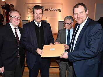 Coburg will 5G-Modellregion werden. Bundestagsabgeordneter Hans Michelbach (CSU), Bayerns Ministerpräsident Markus Söder, (CSU) SÜC//dacor-Geschäftsführer Uwe Meyer und Landtagsabgeordneter Martin Mittag (CSU) bei der Antragsübergabe (von links). Foto: Rinklef